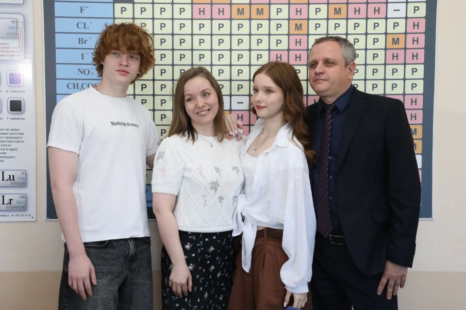 Двойной успех. Брат и сестра Полина и Леонид Вараксины из Магнитогорска установили образовательный рекорд - оба набрали по 100 баллов на ЕГЭ по химии Двойной успех. Брат и сестра Полина и Леонид Вараксины из Магнитогорска установили образовательный рекорд - оба набрали по 100 баллов на ЕГЭ по химии