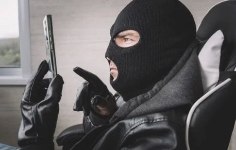 В Миассе 51-летний мужчина лишился 40 тысяч рублей при попытке купить стройматериалы