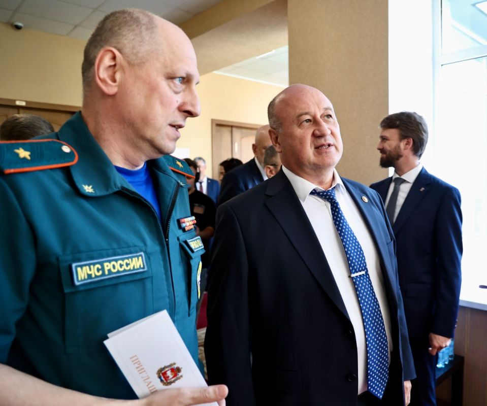 Мы же продолжаем изучать атмосферу на послании губернатора Челябинской области Алексея Текслера Мы же продолжаем изучать атмосферу на послании губернатора Челябинской области Алексея Текслера