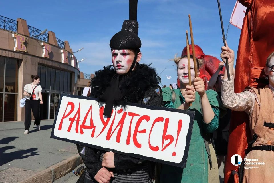 В Арт-сквере Челябинска сейчас жарко и увлекательно В Арт-сквере Челябинска сейчас жарко и увлекательно