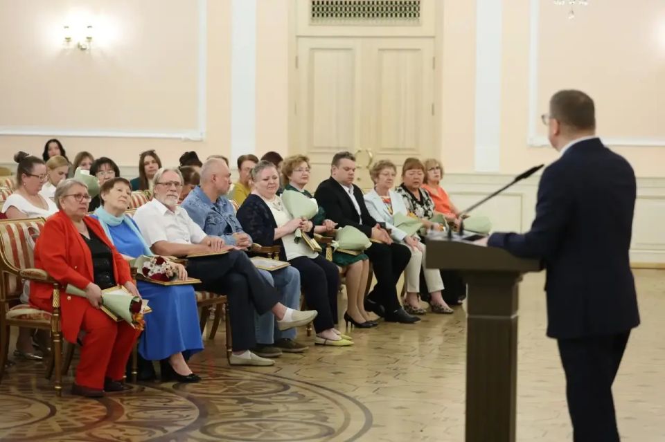 Алексей Текслер: Сегодня по доброй традиции, в преддверии Дня медицинского работника, вручил премии лучшим специалистам нашего здравоохранения Алексей Текслер: Сегодня по доброй традиции, в преддверии Дня медицинского работника, вручил премии лучшим специалистам нашего здравоохранения