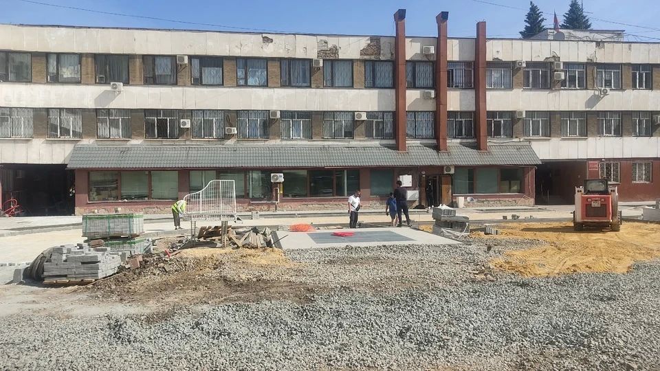 Сухой фонтан, барная стойка и советские розы: сквер у администрации Центрального района будет готов к августу Сухой фонтан, барная стойка и советские розы: сквер у администрации Центрального района будет готов к августу