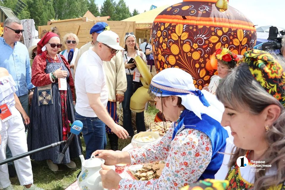 Почетным гостем 32-го Бажовского фестиваля стал губернатор Алексей Текслер Почетным гостем 32-го Бажовского фестиваля стал губернатор Алексей Текслер