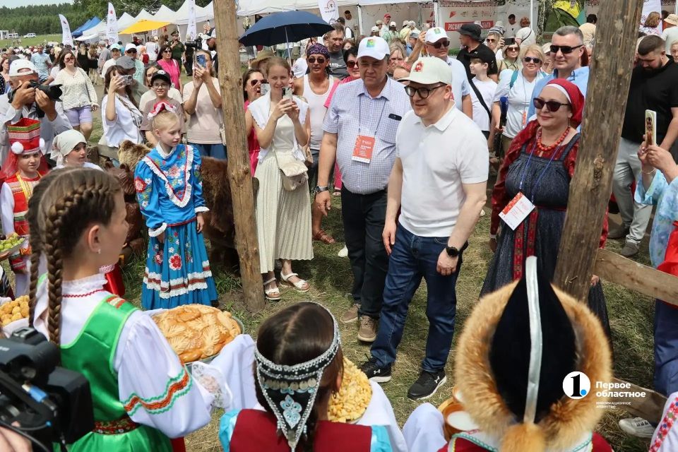 Почетным гостем 32-го Бажовского фестиваля стал губернатор Алексей Текслер Почетным гостем 32-го Бажовского фестиваля стал губернатор Алексей Текслер