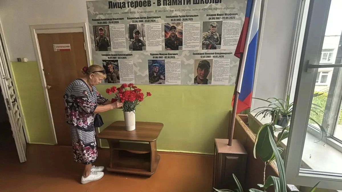 В Копейске открыли стенд памяти Героям СВО В Копейске открыли стенд памяти Героям СВО