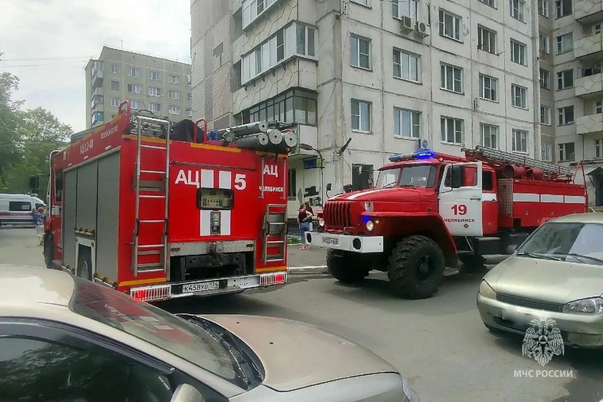 Пожарные спасли пенсионерку из горящего дома Пожарные спасли пенсионерку из горящего дома