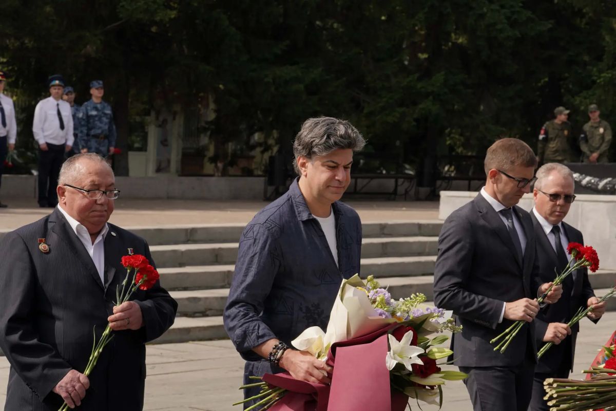В День памяти и скорби начальник ГУ МВД области Сергей Космачев принял участие в торжественной церемонии возложения цветов и венков к Вечному огню В День памяти и скорби начальник ГУ МВД области Сергей Космачев принял участие в торжественной церемонии возложения цветов и венков к Вечному огню