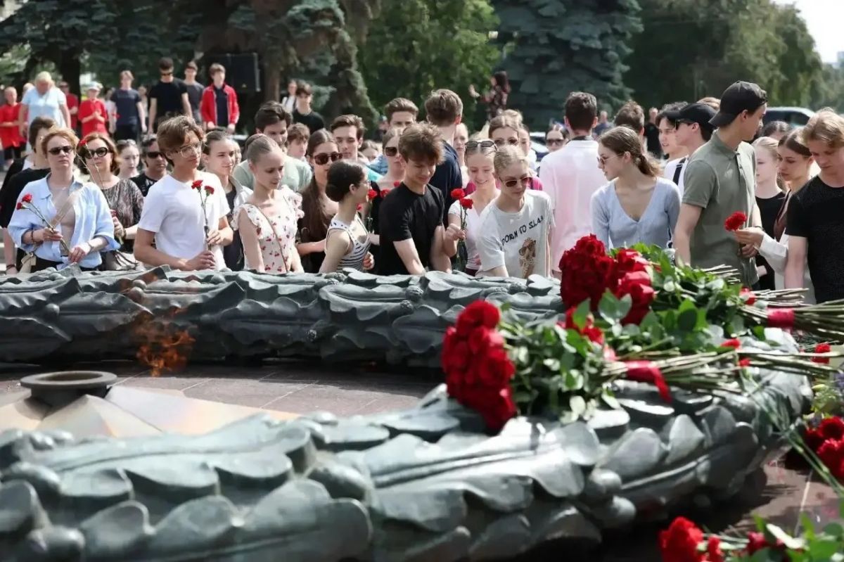Алексей Текслер, Олег Гербер, Алексей Лошкин и Николай Цискаридзе почтили память героев у Вечного огня Алексей Текслер, Олег Гербер, Алексей Лошкин и Николай Цискаридзе почтили память героев у Вечного огня