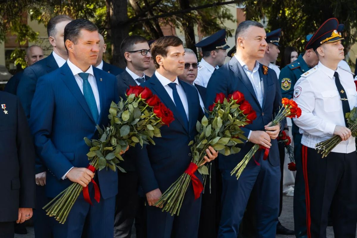В День памяти и скорби челябинцы возложили венки и цветы к мемориалу «Вечный огонь» В День памяти и скорби челябинцы возложили венки и цветы к мемориалу «Вечный огонь»