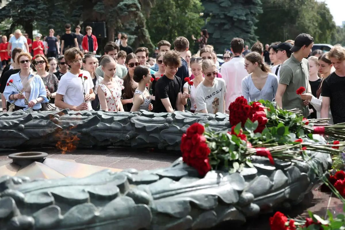 В Челябинске возложили цветы к Вечному огню В Челябинске возложили цветы к Вечному огню