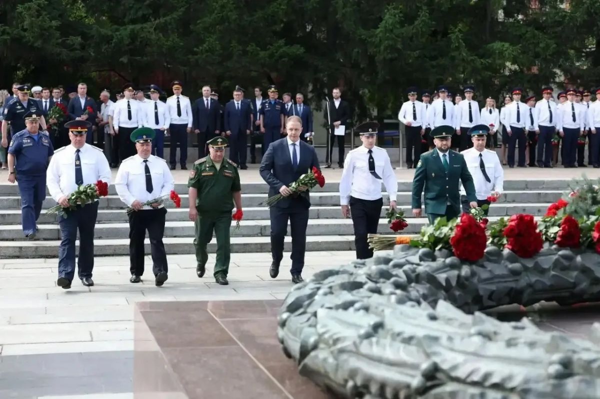 Алексей Текслер, Олег Гербер, Алексей Лошкин и Николай Цискаридзе почтили память героев у Вечного огня Алексей Текслер, Олег Гербер, Алексей Лошкин и Николай Цискаридзе почтили память героев у Вечного огня