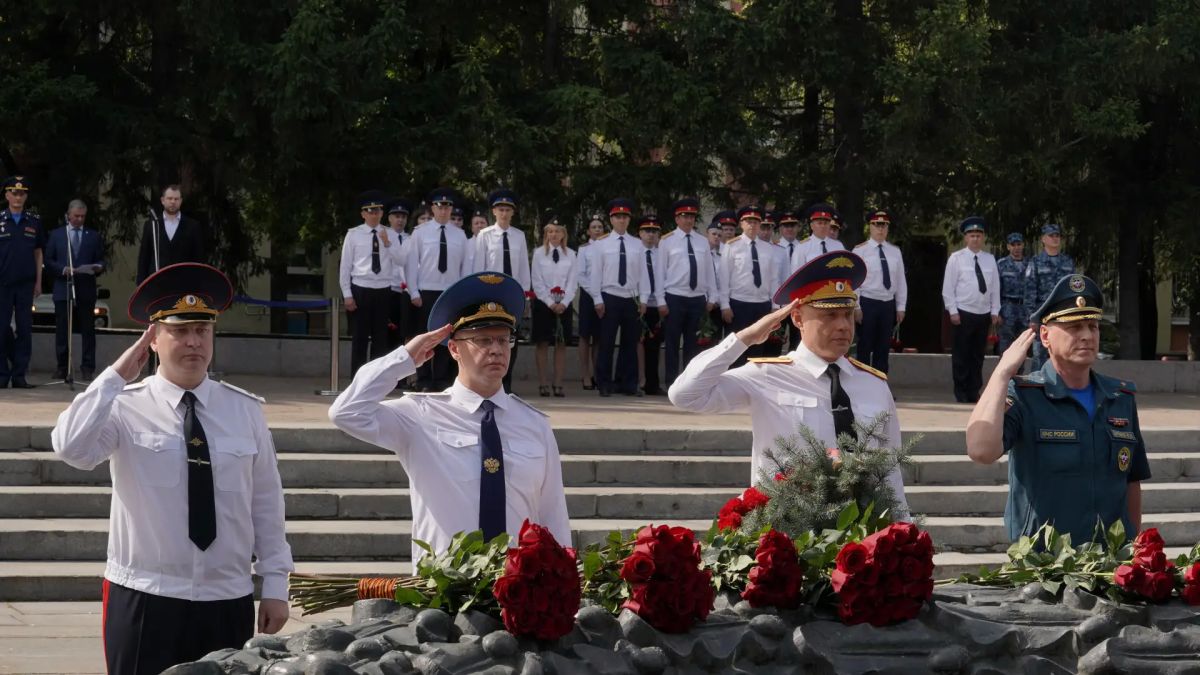 В День памяти и скорби начальник ГУ МВД области Сергей Космачев принял участие в торжественной церемонии возложения цветов и венков к Вечному огню В День памяти и скорби начальник ГУ МВД области Сергей Космачев принял участие в торжественной церемонии возложения цветов и венков к Вечному огню