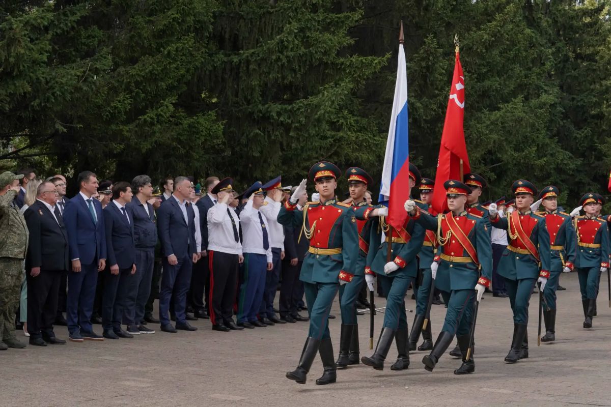 В День памяти и скорби начальник ГУ МВД области Сергей Космачев принял участие в торжественной церемонии возложения цветов и венков к Вечному огню В День памяти и скорби начальник ГУ МВД области Сергей Космачев принял участие в торжественной церемонии возложения цветов и венков к Вечному огню