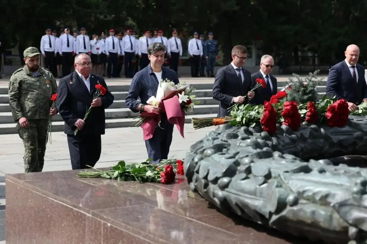 Алексей Текслер, Олег Гербер, Алексей Лошкин и Николай Цискаридзе почтили память героев у Вечного огня Алексей Текслер, Олег Гербер, Алексей Лошкин и Николай Цискаридзе почтили память героев у Вечного огня