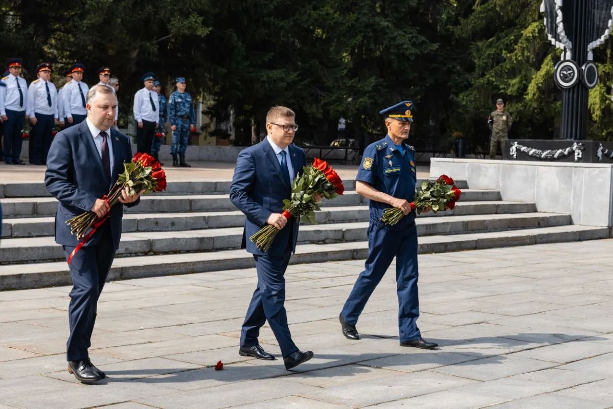 В День памяти и скорби челябинцы возложили венки и цветы к мемориалу «Вечный огонь» В День памяти и скорби челябинцы возложили венки и цветы к мемориалу «Вечный огонь»