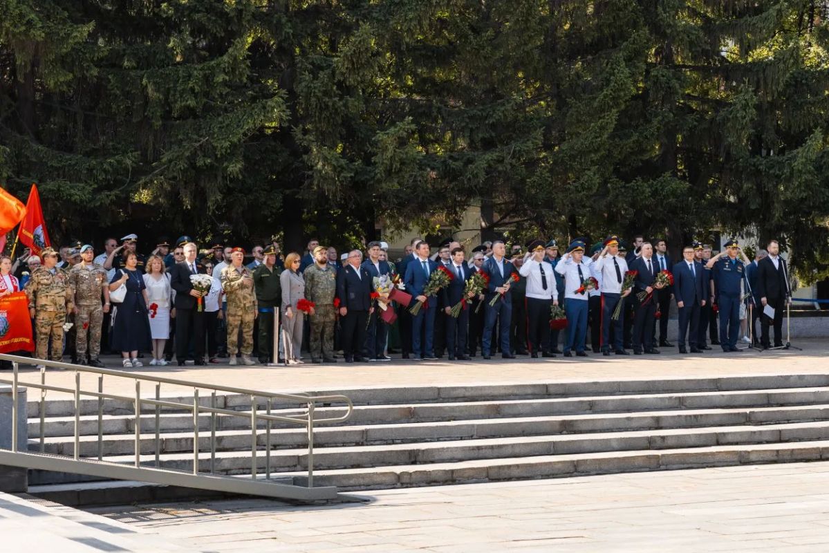 В День памяти и скорби челябинцы возложили венки и цветы к мемориалу «Вечный огонь» В День памяти и скорби челябинцы возложили венки и цветы к мемориалу «Вечный огонь»
