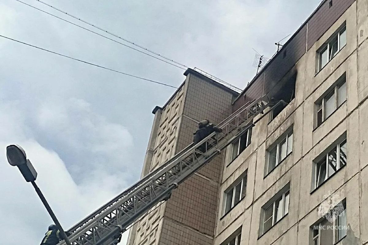 Пожарные спасли пенсионерку из горящего дома Пожарные спасли пенсионерку из горящего дома