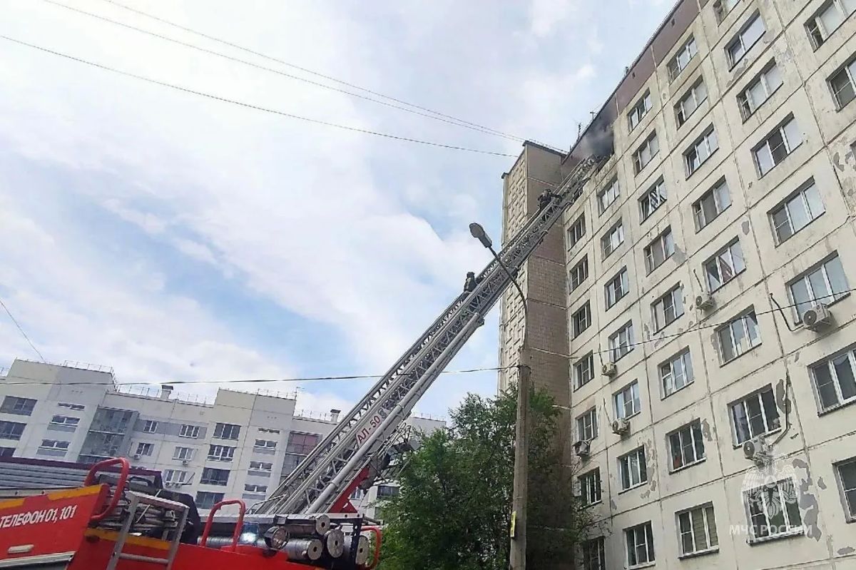 Пожарные спасли пенсионерку из горящего дома Пожарные спасли пенсионерку из горящего дома