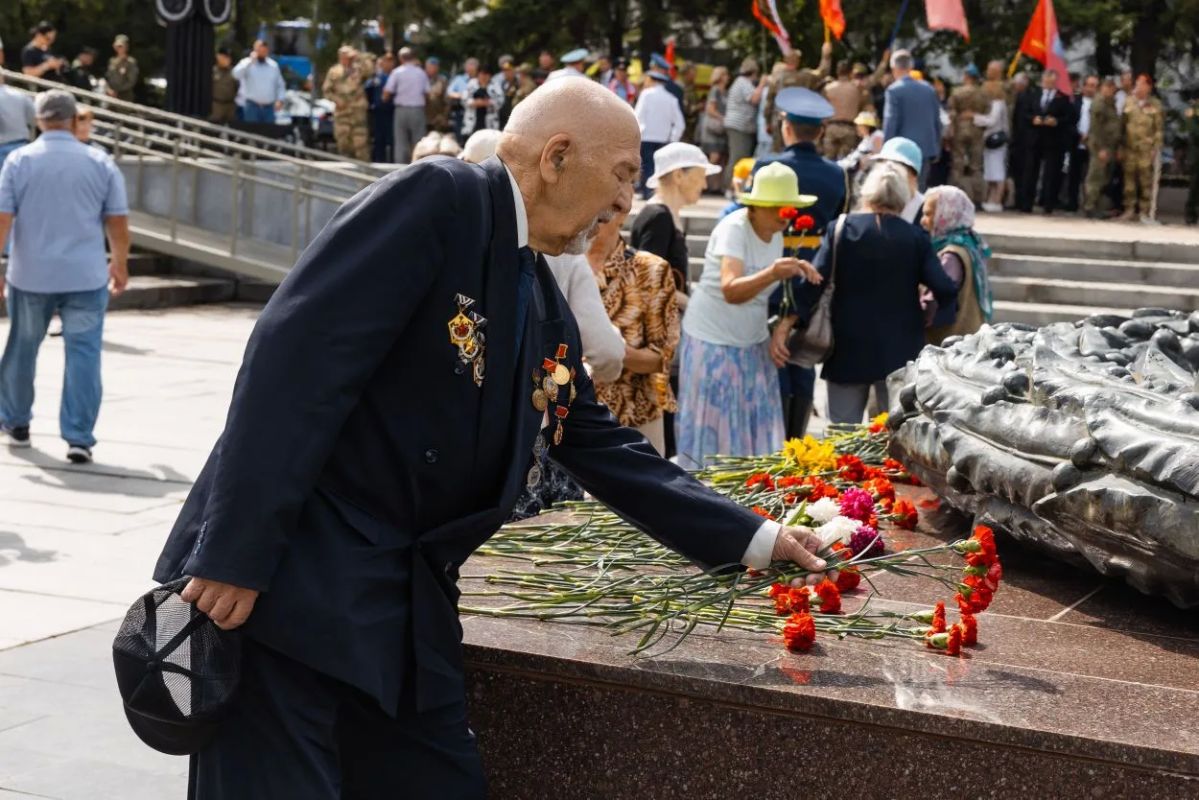 В День памяти и скорби челябинцы возложили венки и цветы к мемориалу «Вечный огонь» В День памяти и скорби челябинцы возложили венки и цветы к мемориалу «Вечный огонь»