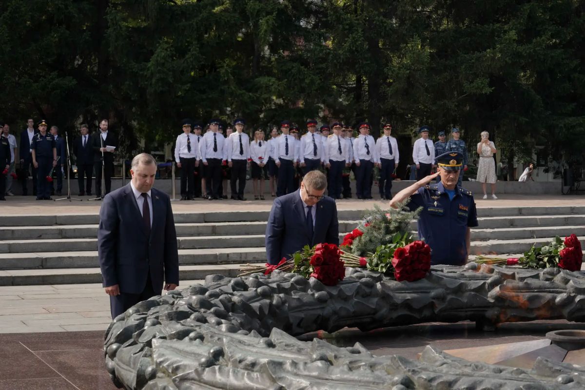 В День памяти и скорби начальник ГУ МВД области Сергей Космачев принял участие в торжественной церемонии возложения цветов и венков к Вечному огню В День памяти и скорби начальник ГУ МВД области Сергей Космачев принял участие в торжественной церемонии возложения цветов и венков к Вечному огню
