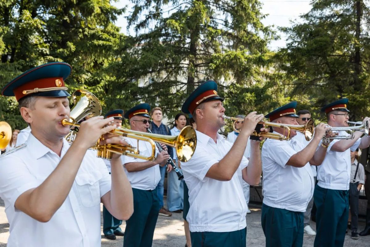 В День памяти и скорби челябинцы возложили венки и цветы к мемориалу «Вечный огонь» В День памяти и скорби челябинцы возложили венки и цветы к мемориалу «Вечный огонь»