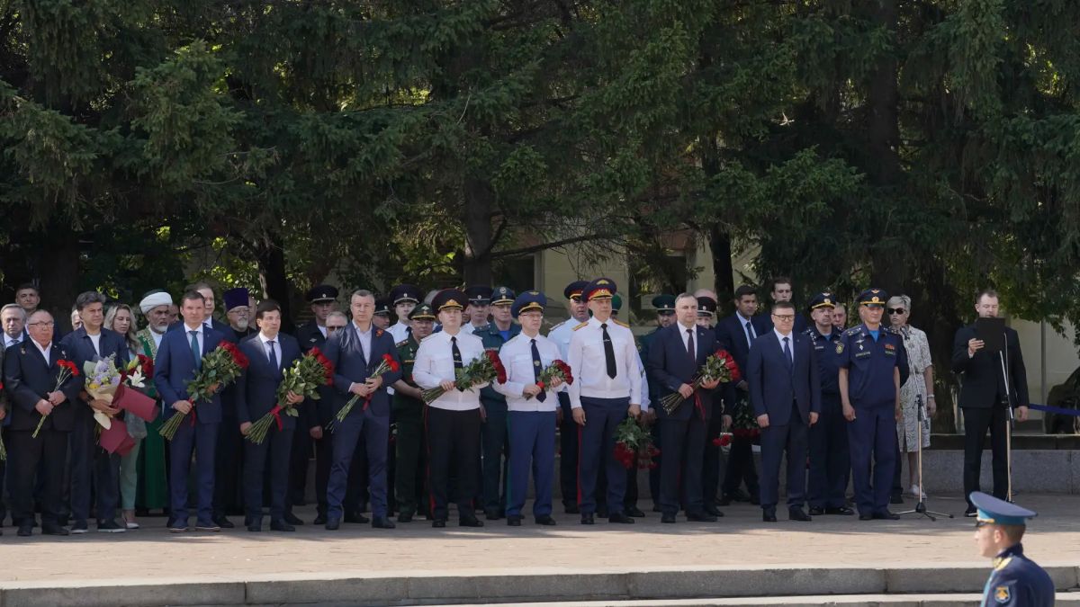 В День памяти и скорби начальник ГУ МВД области Сергей Космачев принял участие в торжественной церемонии возложения цветов и венков к Вечному огню В День памяти и скорби начальник ГУ МВД области Сергей Космачев принял участие в торжественной церемонии возложения цветов и венков к Вечному огню