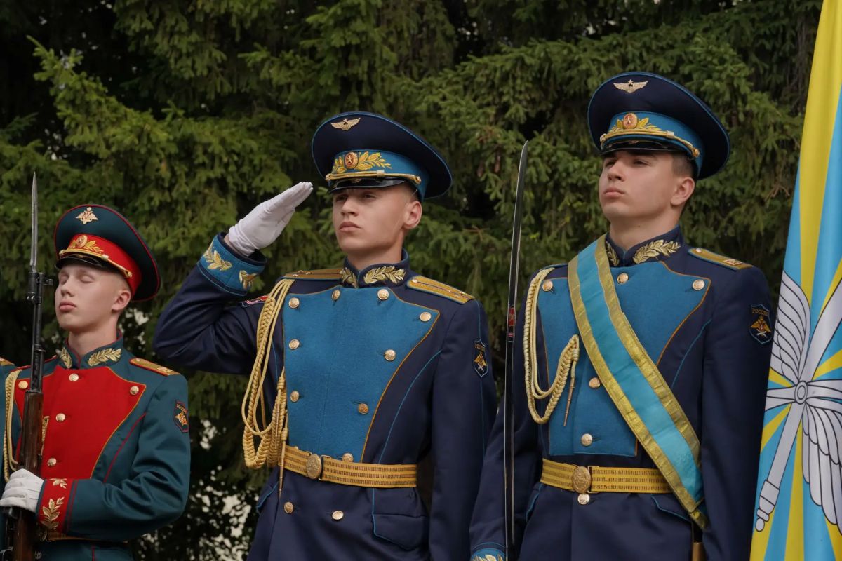 В День памяти и скорби начальник ГУ МВД области Сергей Космачев принял участие в торжественной церемонии возложения цветов и венков к Вечному огню В День памяти и скорби начальник ГУ МВД области Сергей Космачев принял участие в торжественной церемонии возложения цветов и венков к Вечному огню