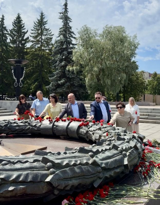 СКОРБИМ СО ВСЕЙ СТРАНОЙ. Сегодня, в День памяти и скорби, члены и сотрудники аппарата облизбиркома во главе с председателем избирательной комиссии Челябинской области Евгением Голицыным возложили цветы к Вечному огню на... СКОРБИМ СО ВСЕЙ СТРАНОЙ. Сегодня, в День памяти и скорби, члены и сотрудники аппарата облизбиркома во главе с председателем избирательной комиссии Челябинской области Евгением Голицыным возложили цветы к Вечному огню на...