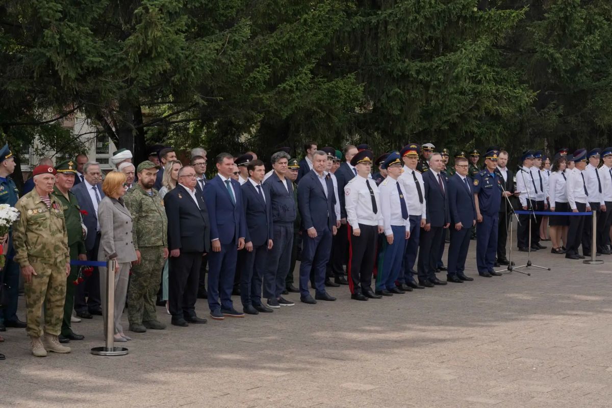 В День памяти и скорби начальник ГУ МВД области Сергей Космачев принял участие в торжественной церемонии возложения цветов и венков к Вечному огню В День памяти и скорби начальник ГУ МВД области Сергей Космачев принял участие в торжественной церемонии возложения цветов и венков к Вечному огню