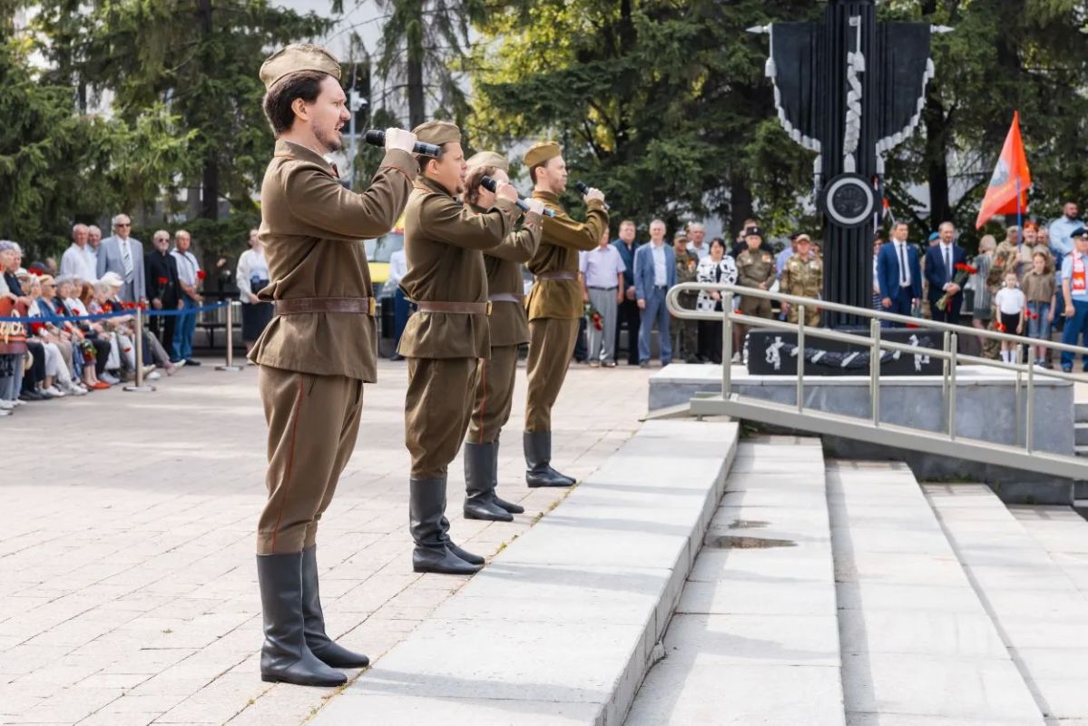 В День памяти и скорби челябинцы возложили венки и цветы к мемориалу «Вечный огонь» В День памяти и скорби челябинцы возложили венки и цветы к мемориалу «Вечный огонь»