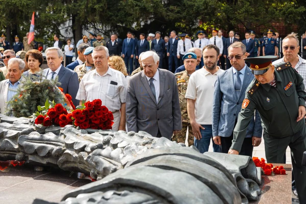 В День памяти и скорби челябинцы возложили венки и цветы к мемориалу «Вечный огонь» В День памяти и скорби челябинцы возложили венки и цветы к мемориалу «Вечный огонь»