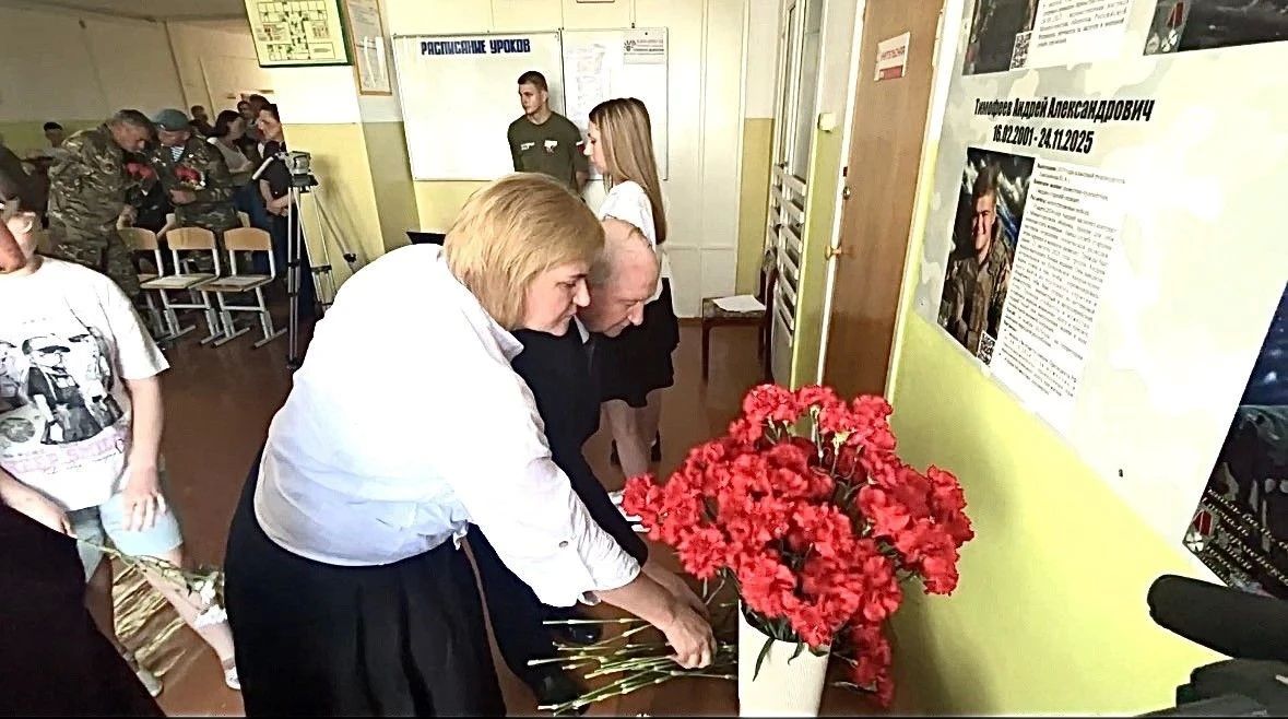 В Копейске открыли стенд памяти Героям СВО В Копейске открыли стенд памяти Героям СВО