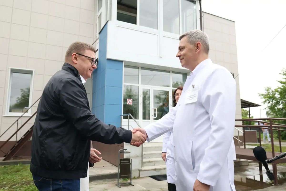 В ходе рабочей поездки в Еткульский округ Алексей Текслер совершил «разворот» и посетил врачебную амбулаторию в селе Коелга, чтобы на месте оценить результаты обновления учреждения