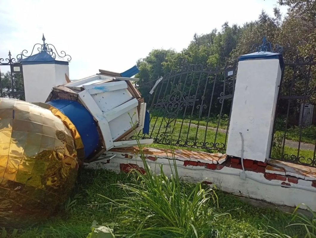 Ураган снес купол с 200-летнего храма в челябинском селе Большой Куяш Ураган снес купол с 200-летнего храма в челябинском селе Большой Куяш