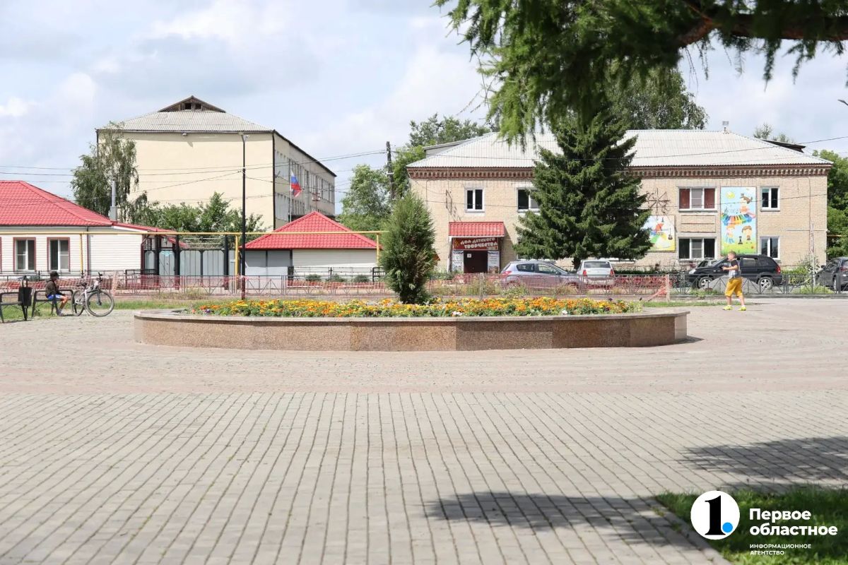 Алексей Текслер оценил благоустройство Центрального сквера в Еткуле Алексей Текслер оценил благоустройство Центрального сквера в Еткуле