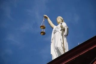 В Челябинске завершено расследование дела против 52-летнего бывшего главного клиентского менеджера банка, обвиняемого в получении взятки в размере 14 миллионов рублей