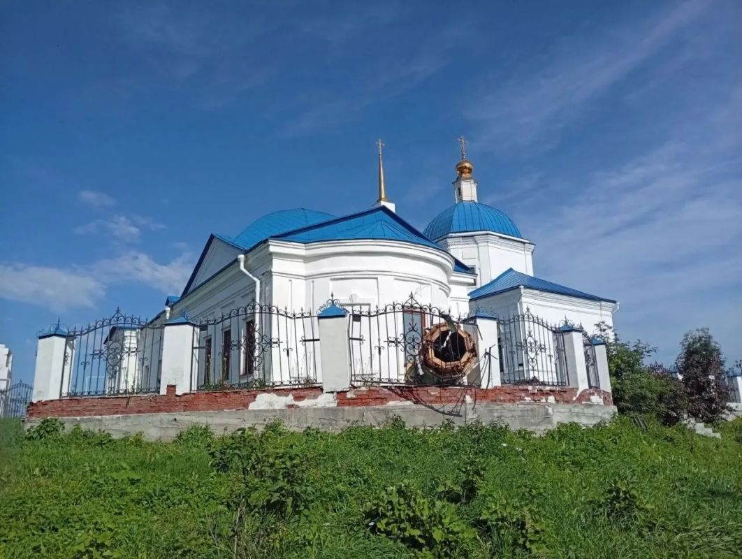 Ураган снес купол с 200-летнего храма в челябинском селе Большой Куяш Ураган снес купол с 200-летнего храма в челябинском селе Большой Куяш