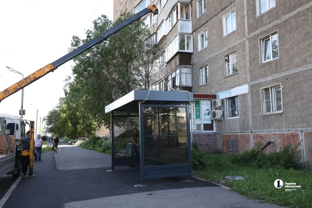 В Магнитогорске устанавливают 68 новых автобусных остановочных комплексов