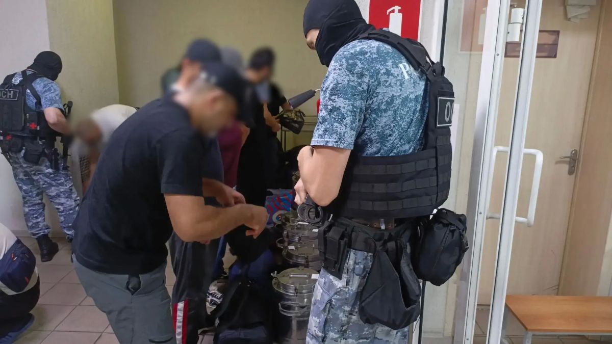 35 иностранцев-нарушителей выдворили из страны полицейские и судебные приставы в Челябинской области 35 иностранцев-нарушителей выдворили из страны полицейские и судебные приставы в Челябинской области