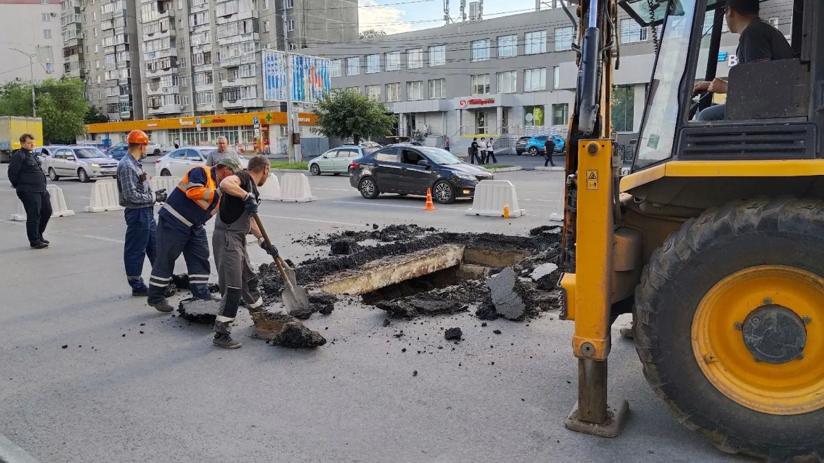 На месте провала на улице Российской уже работают дорожные подрядчики, к ситуации подключилась прокуратура На месте провала на улице Российской уже работают дорожные подрядчики, к ситуации подключилась прокуратура