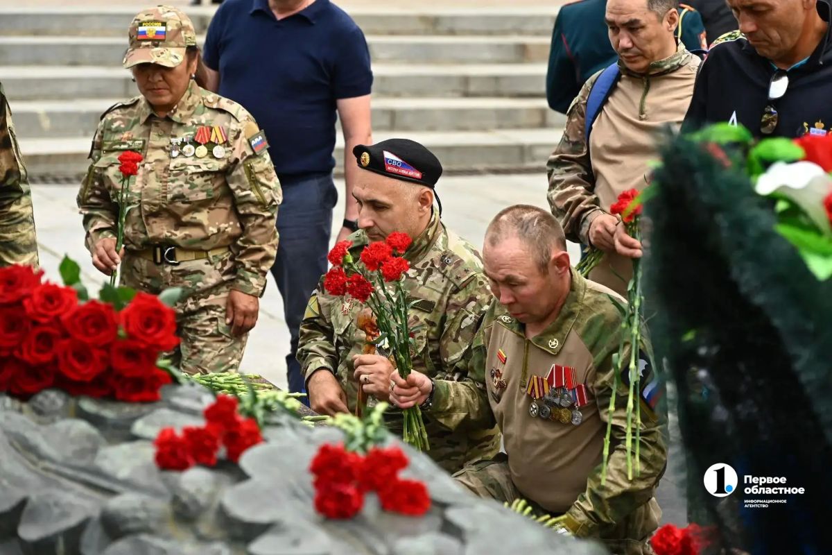 Участники Кубка защитников Отечества возложили цветы к Вечному огню в Челябинске Участники Кубка защитников Отечества возложили цветы к Вечному огню в Челябинске