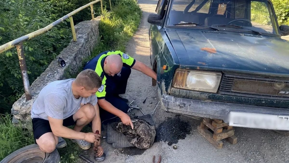 Полицейские Еманжелинского муниципального округа оказали помощь водителю на дороге Полицейские Еманжелинского муниципального округа оказали помощь водителю на дороге
