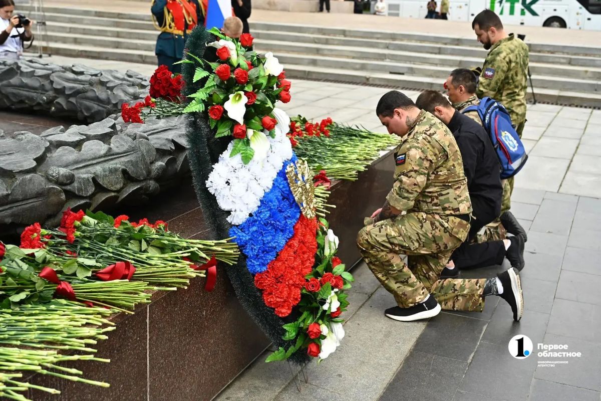 Участники Кубка защитников Отечества возложили цветы к Вечному огню в Челябинске Участники Кубка защитников Отечества возложили цветы к Вечному огню в Челябинске