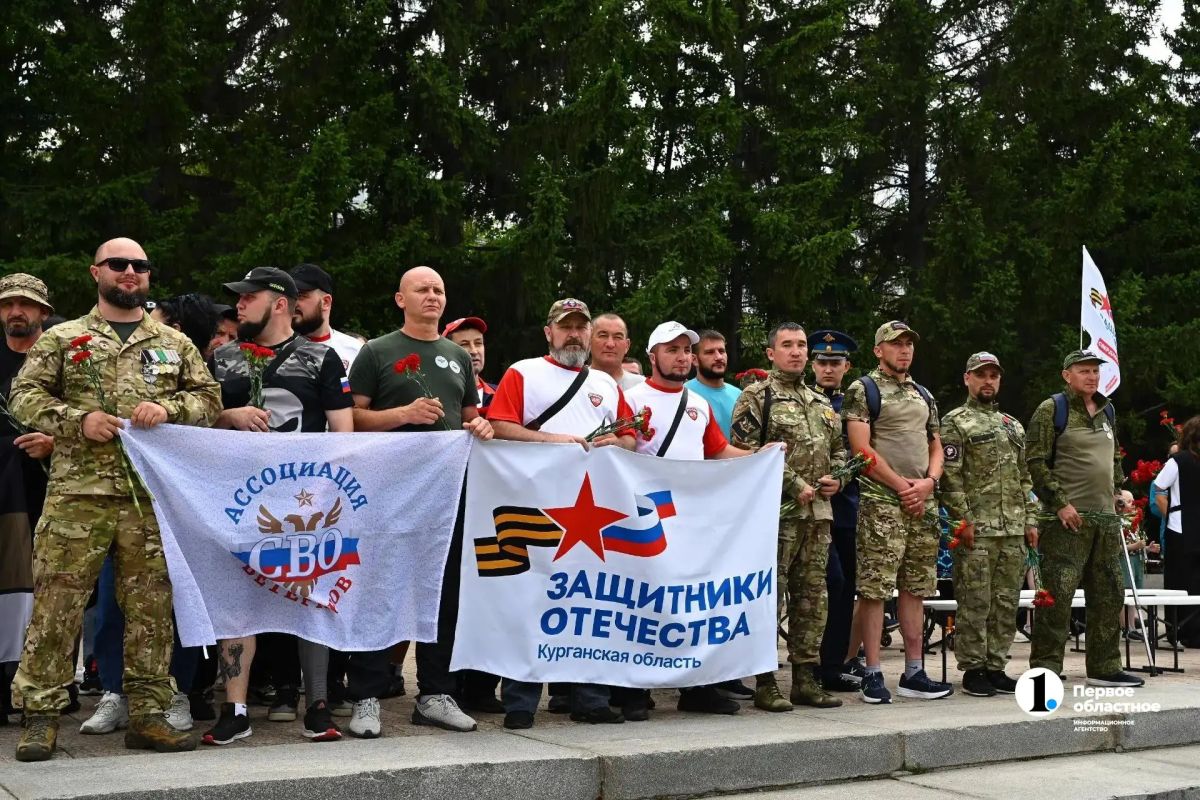 Участники Кубка защитников Отечества возложили цветы к Вечному огню в Челябинске Участники Кубка защитников Отечества возложили цветы к Вечному огню в Челябинске