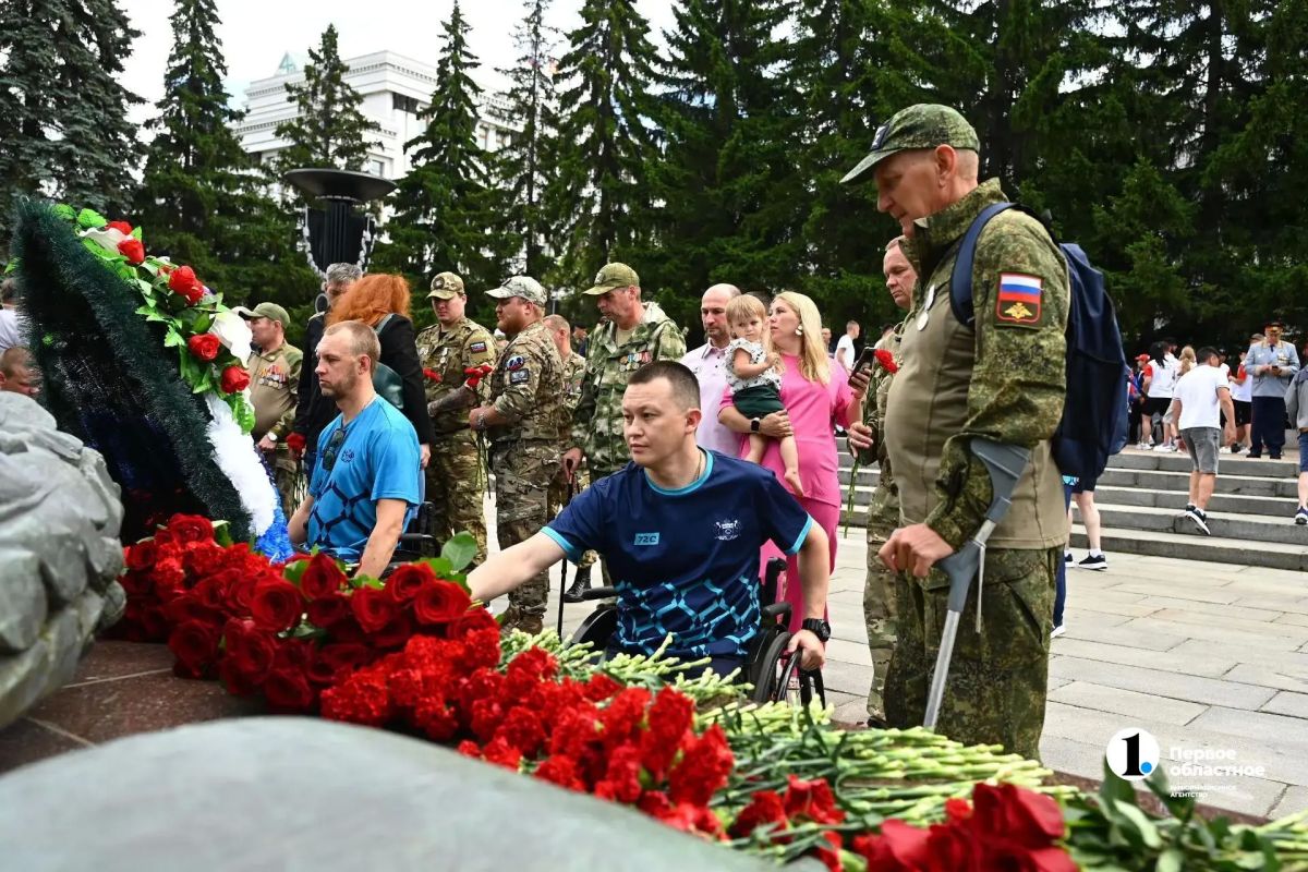Участники Кубка защитников Отечества возложили цветы к Вечному огню в Челябинске Участники Кубка защитников Отечества возложили цветы к Вечному огню в Челябинске