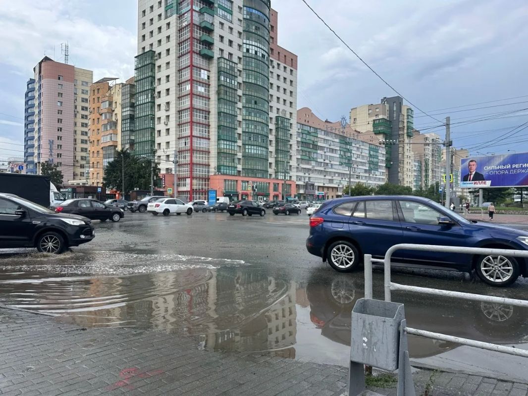 На концерт — по воде: челябинцы делятся фотографиями последствий ливня На концерт — по воде: челябинцы делятся фотографиями последствий ливня