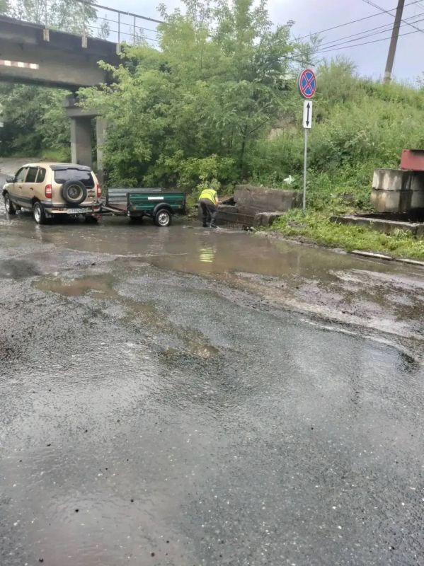 В Челябинске устраняют последствия ливня В Челябинске устраняют последствия ливня