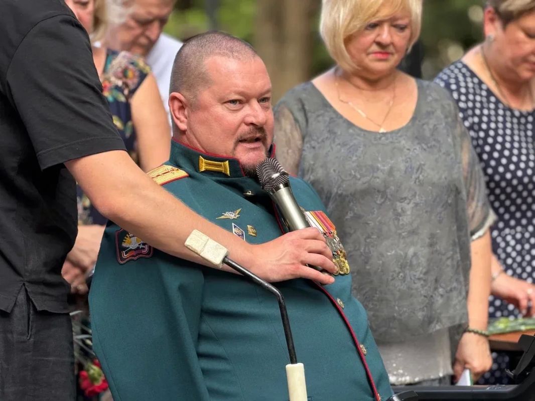 Дмитрий Саблин: 1 июля, в День ветеранов боевых действий, у памятника воинам-интернационалистам в Троицке собрались те, для кого слова долг и честь наполнены особым смыслом Дмитрий Саблин: 1 июля, в День ветеранов боевых действий, у памятника воинам-интернационалистам в Троицке собрались те, для кого слова долг и честь наполнены особым смыслом