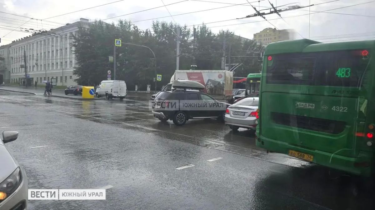 Дорожный "тетрис": транспортный коллапс в центре Челябинска Дорожный "тетрис": транспортный коллапс в центре Челябинска