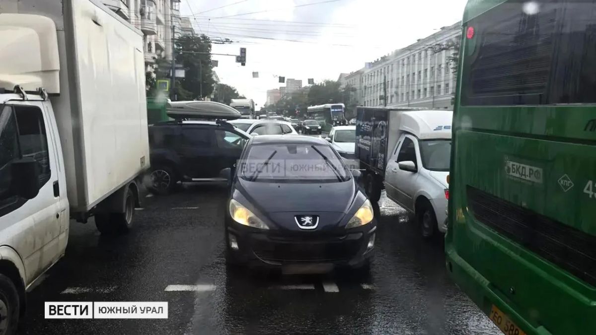 Дорожный "тетрис": транспортный коллапс в центре Челябинска